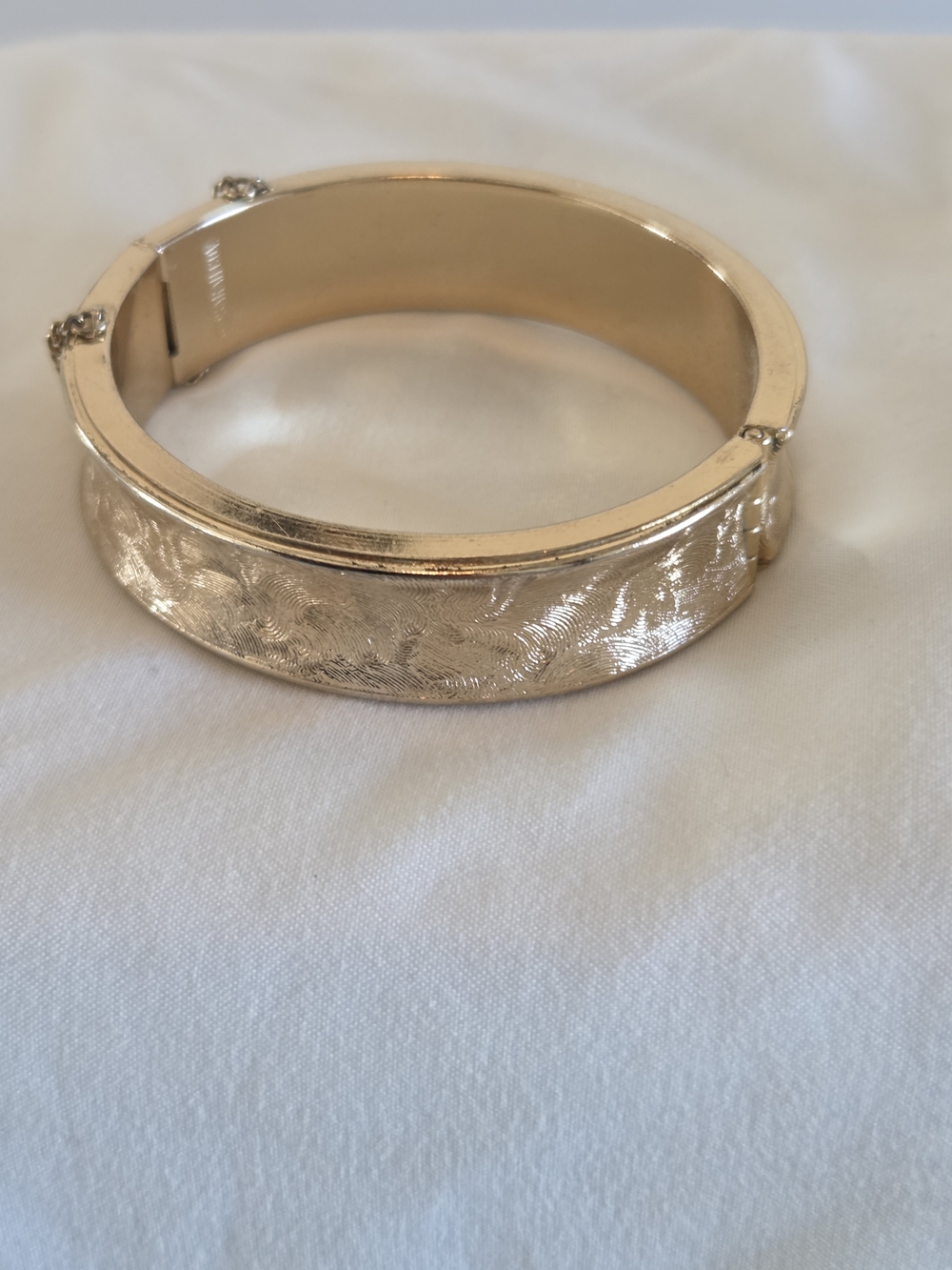 Vintage Sarah Coventry Gold Tone Textured Hinged Bangle Bracelet with Safety Cha